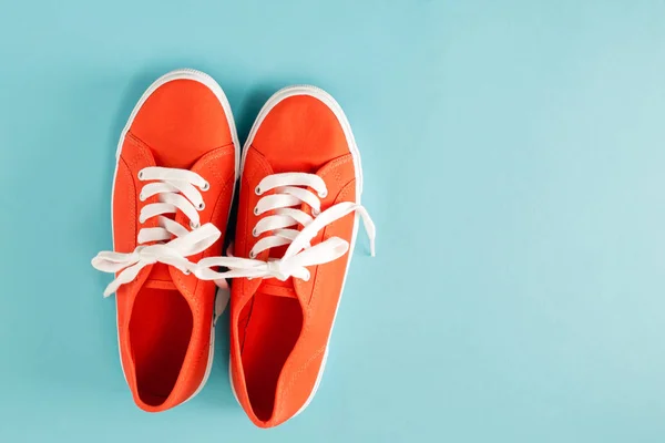 Sapatos vermelhos em um azul — Fotografia de Stock