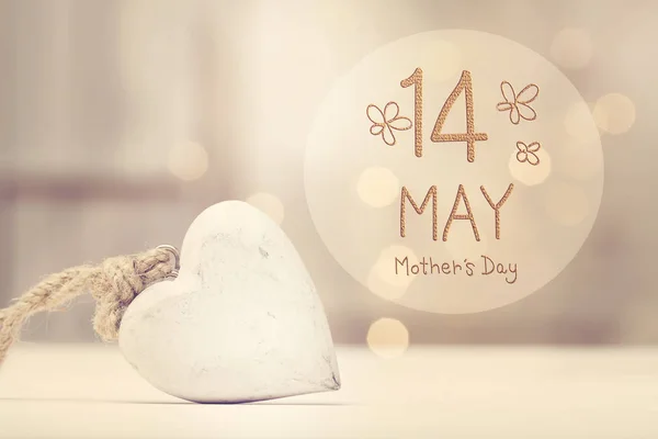 Mensagem do Dia das Mães com um coração branco — Fotografia de Stock