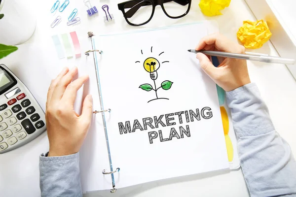 Person zeichnet Marketingplan-Konzept — Stockfoto