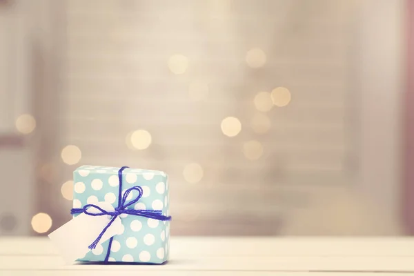 Piccola scatola regalo su luce astratta — Foto Stock