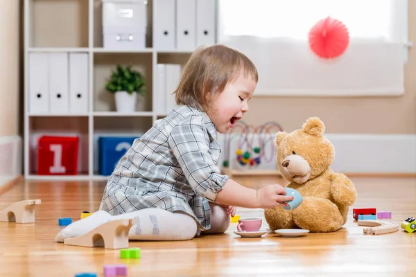 Šťastné batole dívka si hraje s hračkami — Stock fotografie