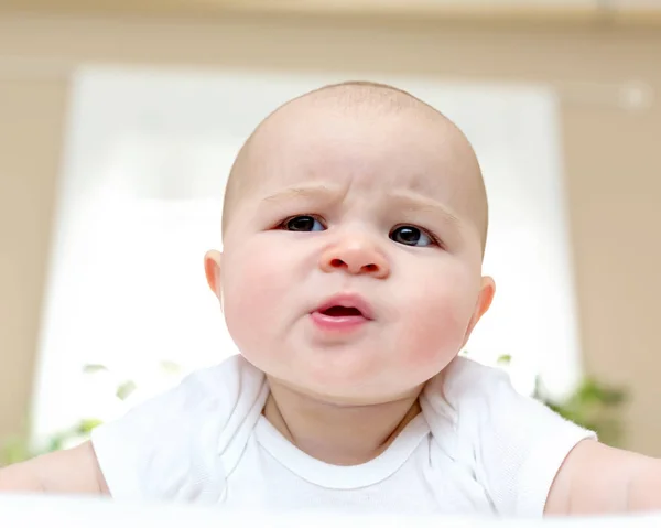 Pasgeboren babymeisje op haar deken — Stockfoto