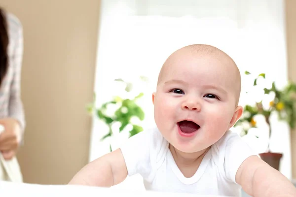 Счастливая новорожденная девочка улыбается — стоковое фото