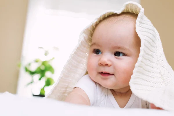 Gelukkig pasgeboren babymeisje glimlachend — Stockfoto