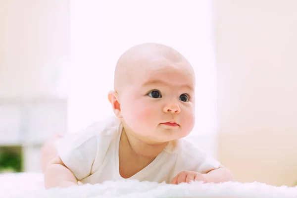 웃 고 행복 한 갓난 아기 소녀 — 스톡 사진