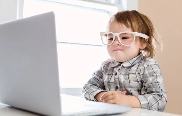 Toddler dziewczynka za pomocą jej laptop — Zdjęcie stockowe