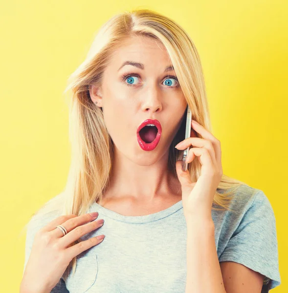 Jonge vrouw aan de telefoon — Stockfoto