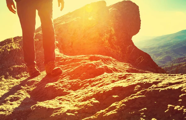 Hombre caminando por las montañas — Foto de Stock