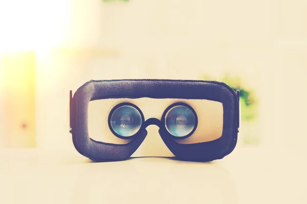 Virtual-Reality-Headset in einem hellen Büro — Stockfoto