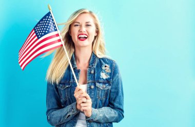 Amerikan bayrağı tutan kadın