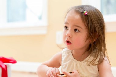 küçük kız hediye kutusu