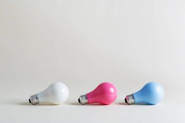 Üç renkli lightbulbs 
