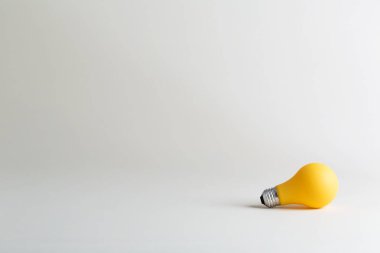 Bir beyaz renkli ampul 