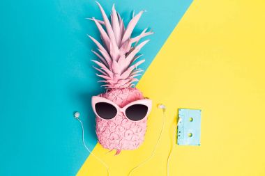 Güneş gözlüğü ile boyalı ananas