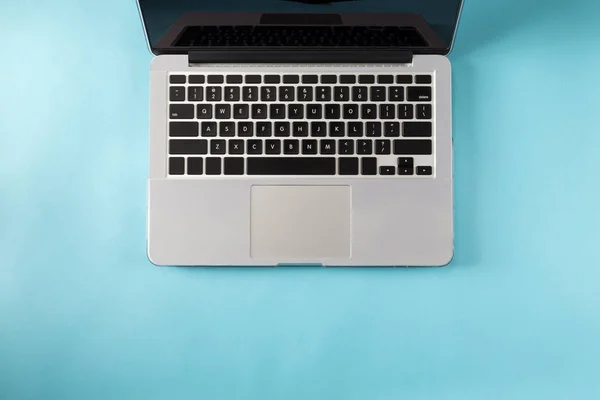 Laptop su sfondo blu — Foto Stock
