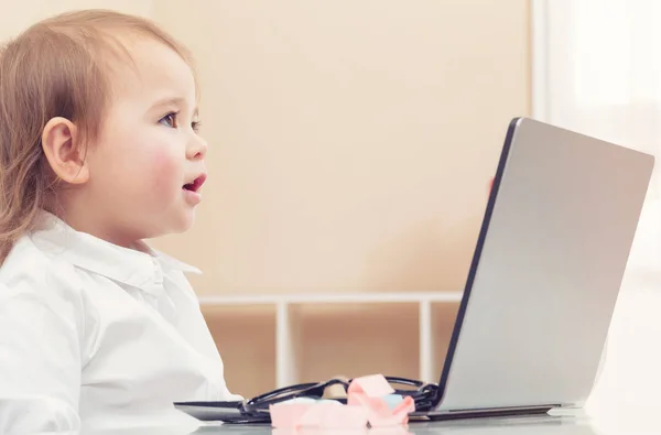 Μικρό παιδί κορίτσι που χρησιμοποιούν φορητό υπολογιστή — Φωτογραφία Αρχείου