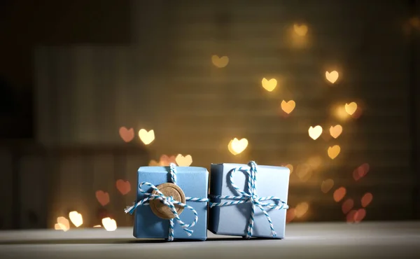 Piccole scatole regalo sul tavolo — Foto Stock