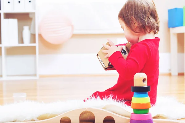 Petite fille utilisant un casque de réalité virtuelle — Photo