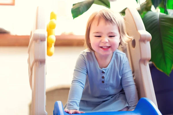 Peuter meisje spelen met speelgoed — Stockfoto