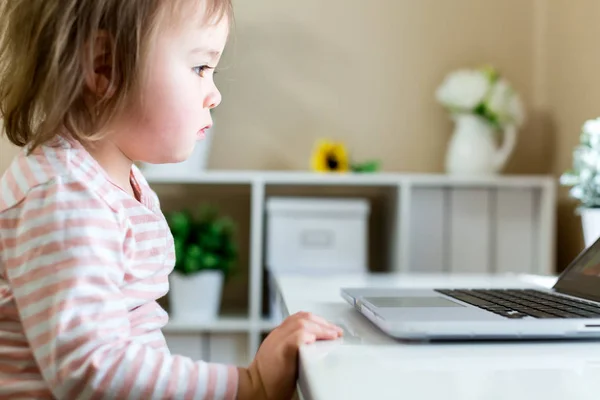 Kleuter meisje met laptop — Stockfoto