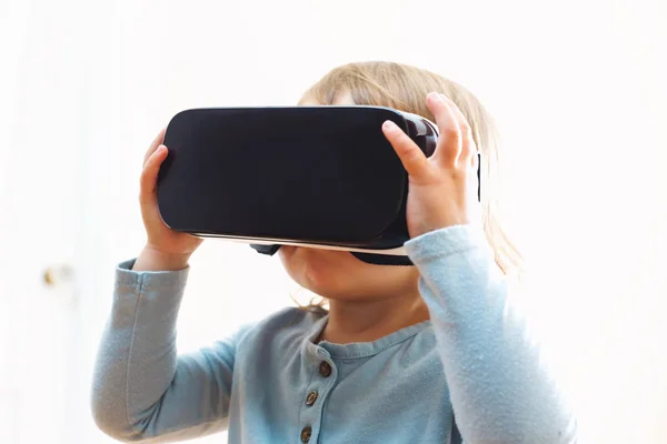 Niña usando un auricular de realidad virtual — Foto de Stock