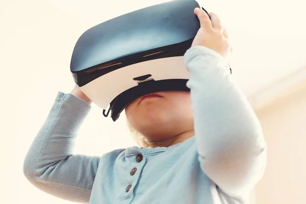 Petite fille utilisant un casque de réalité virtuelle — Photo
