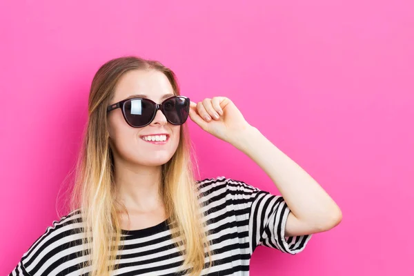 Giovane donna con occhiali da sole — Foto Stock