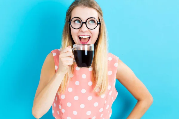 Gelukkige jonge vrouw die koffie drinkt — Stockfoto