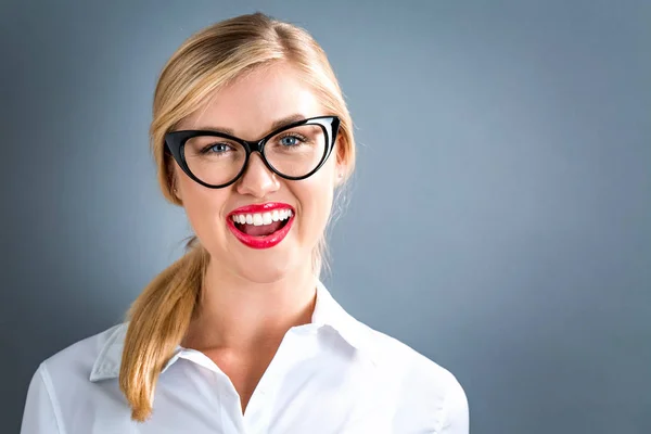 Giovane donna con gli occhiali — Foto Stock