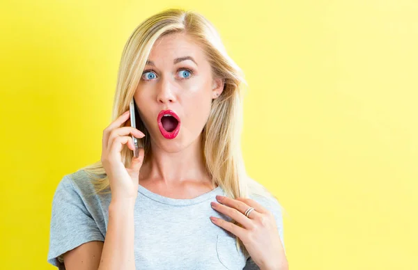 Mulher surpreso falando ao telefone — Fotografia de Stock