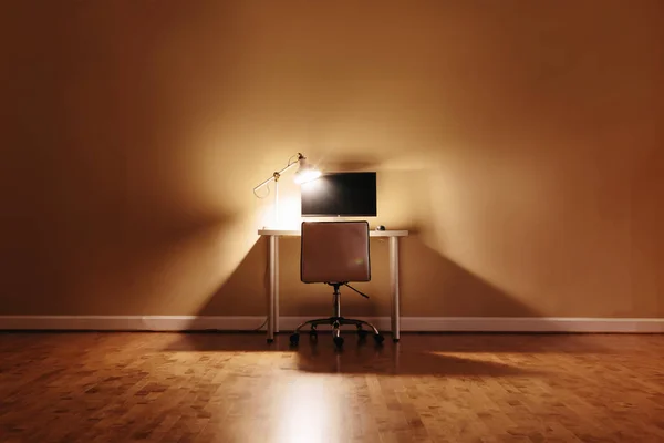 Arbetsstation skrivbord i mörkret — Stockfoto