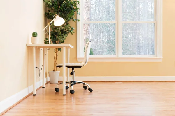 Arbeitsplatztisch in einem großen Raum — Stockfoto