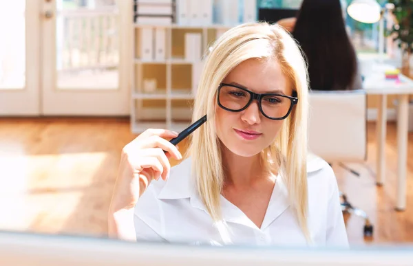 Grafisch ontwerper, grafisch tablet gebruiken — Stockfoto