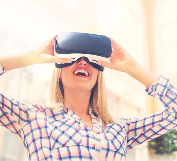 Mujer usando auriculares de realidad virtual —  Fotos de Stock