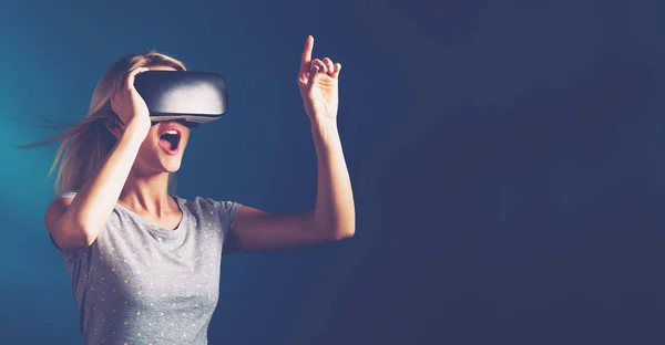 Femme utilisant casque de réalité virtuelle — Photo