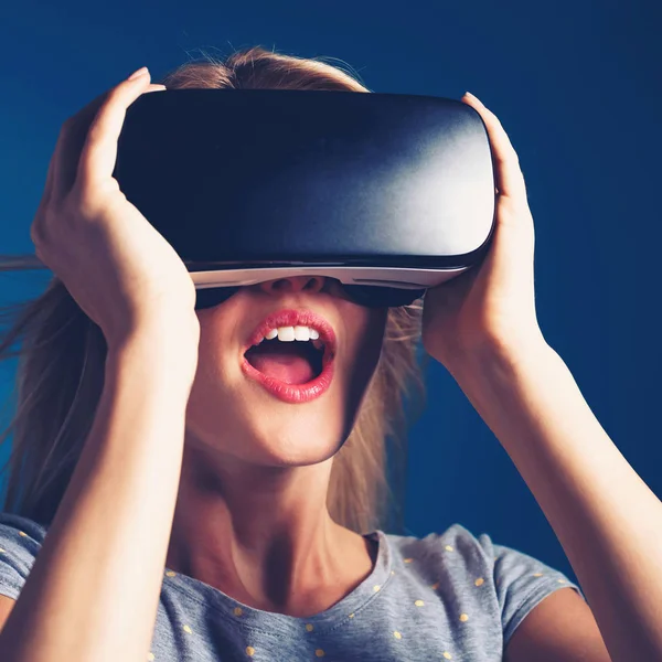 Mulher usando fone de ouvido realidade virtual — Fotografia de Stock