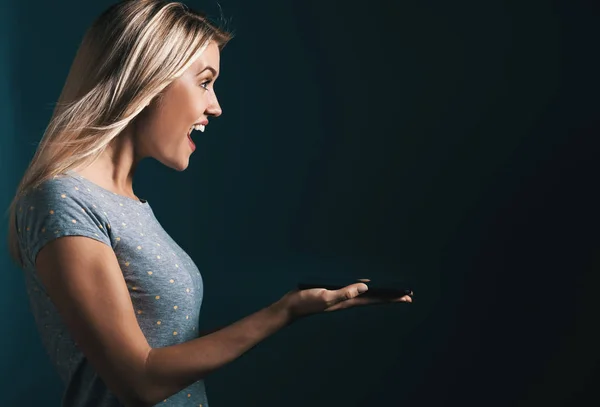 Mulher surpresa segurando tablet — Fotografia de Stock