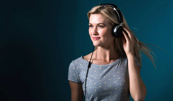 Mujer joven feliz con auriculares — Foto de Stock