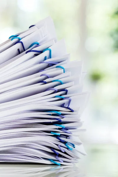 Stapel papieren georganiseerd met paperclips — Stockfoto