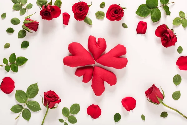 Herzen mit Rosen und Blättern — Stockfoto