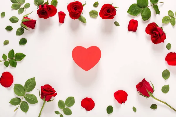 Corazón con rosas y hojas — Foto de Stock