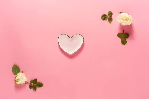 Herzförmige Schale mit weißer Rose — Stockfoto