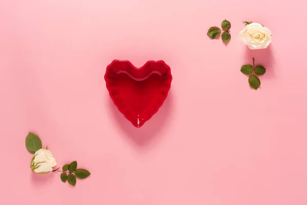 Prato em forma de coração com rosas brancas — Fotografia de Stock
