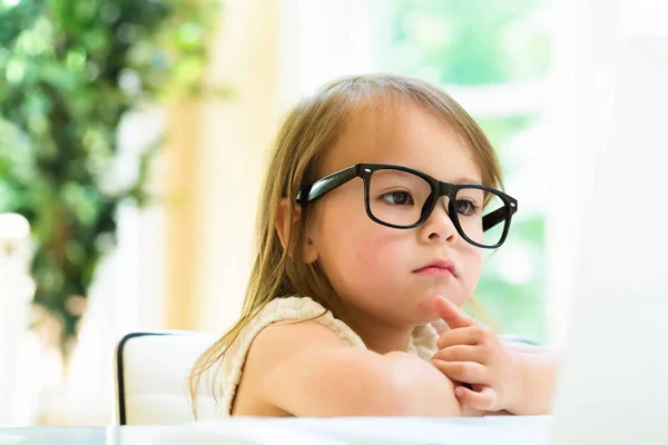 Liten flicka glasögon — Stockfoto