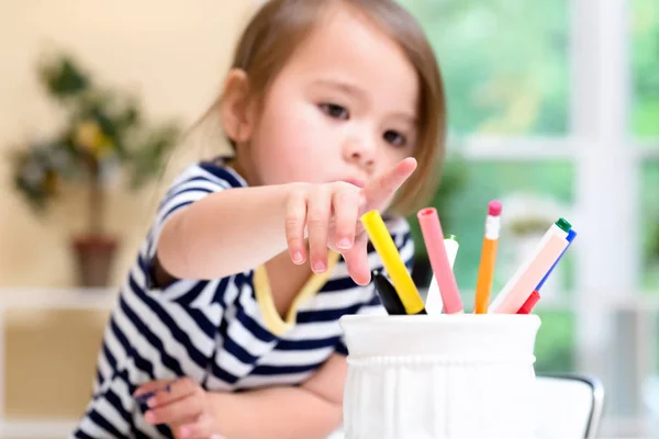 幼儿女孩伸手标记 — 图库照片