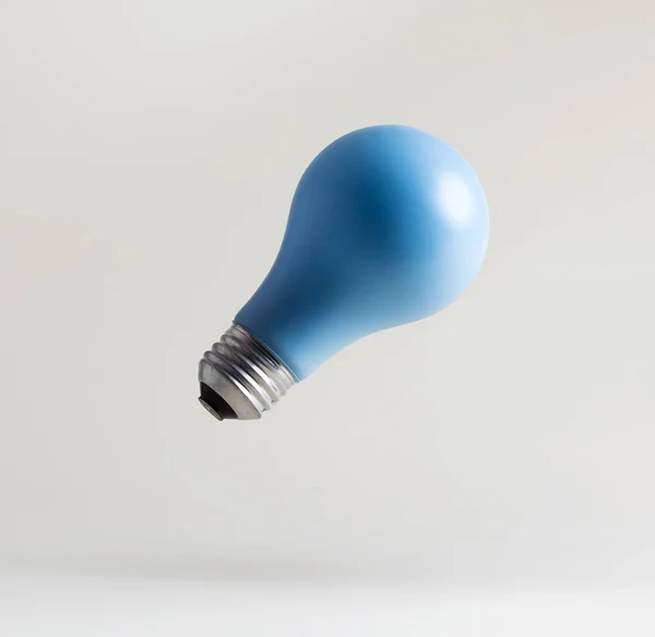 青色の電球が浮 — ストック写真