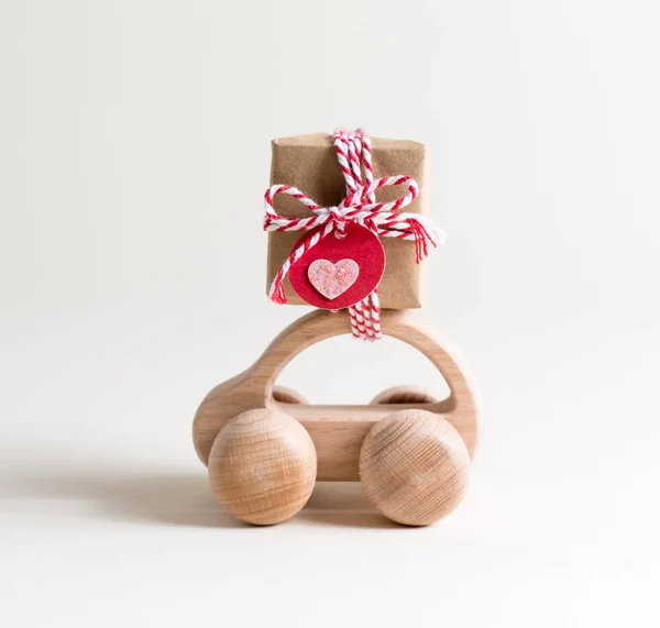 Macchina giocattolo che trasporta scatola regalo — Foto Stock