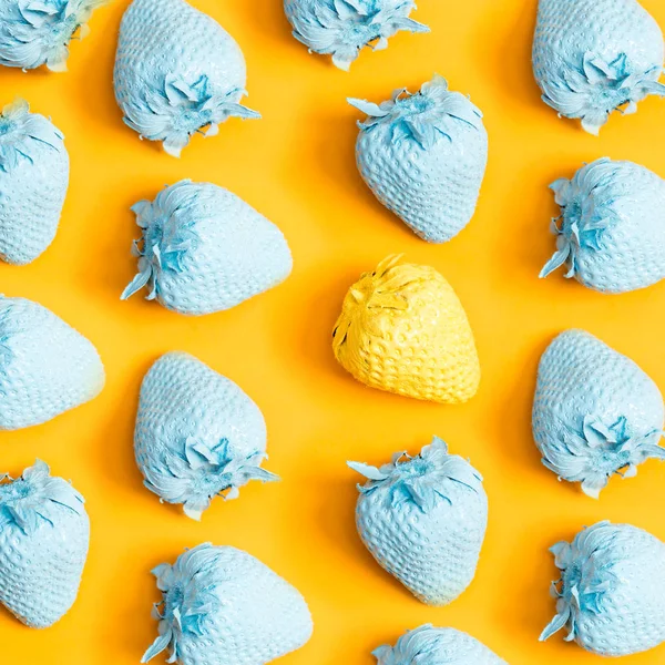 Blue and yellow painted strawberries — Stock Photo, Image