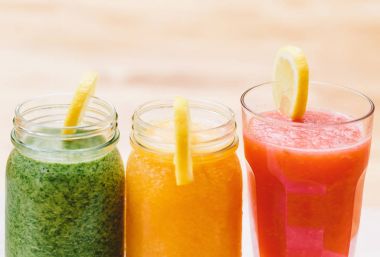 Beyaz ahşap zemin üzerinde üç smoothies