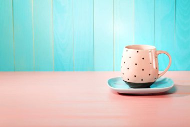 Parlak pembe tablo üzerinde kahve kupa